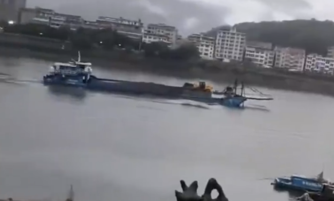 船只往江里排淤泥目击者发声 当地已介入调查！