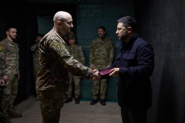 泽连斯基为何亲赴前线嘉奖“亚速军” 视察并授勋战士