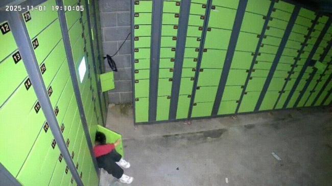 熊孩子钻快递柜幸得消防员救助 快递柜变“困娃箱”