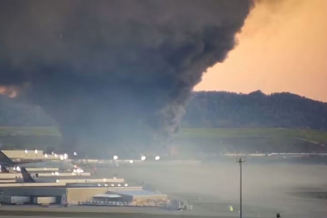 美国货机失事细节曝光：起飞时左翼卡住发动机脱落