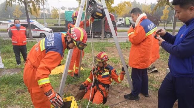 惊险!男子不慎坠入废弃井,北京经开区消防紧急救援 成功救出伤者