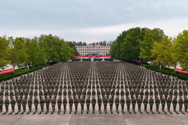 海军千余名新兵授枪 现场震撼