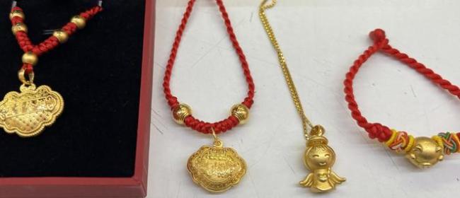 快递小哥捡到金锁归还 拒收千元报酬 拾金不昧暖人心