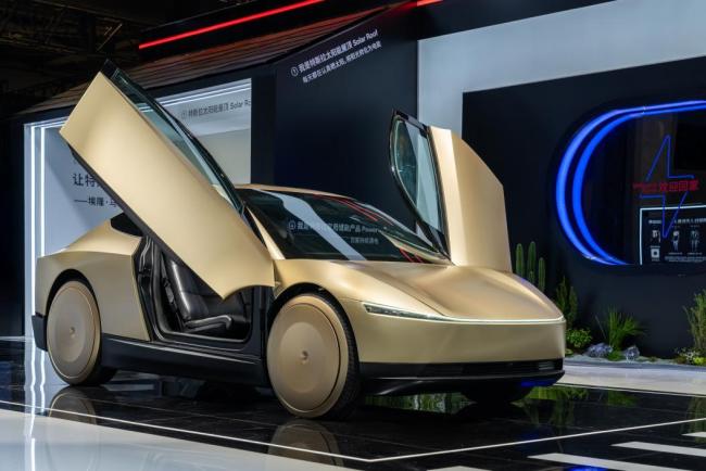 进博会特斯拉际遇小鹏“主场狙击”