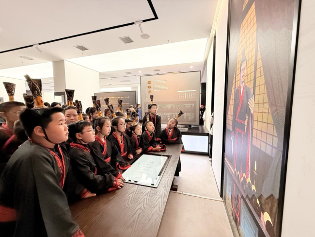 正在上传... 在这里,看见接续奋斗的足迹