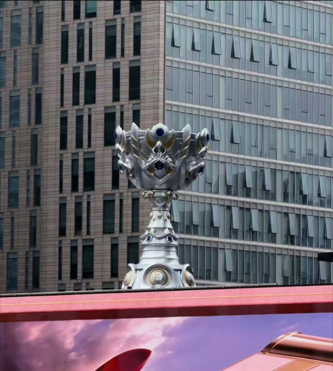 成都春熙路现巨型LOL冠军奖杯雕塑