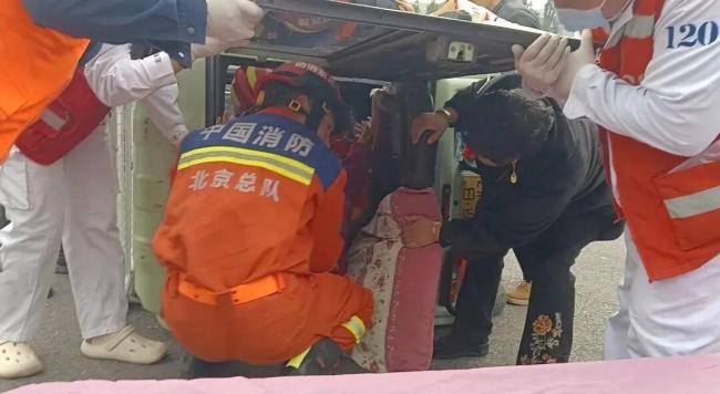 老东谈主遇车祸受伤倒地 消防员进攻协助 危险时分挺身而出