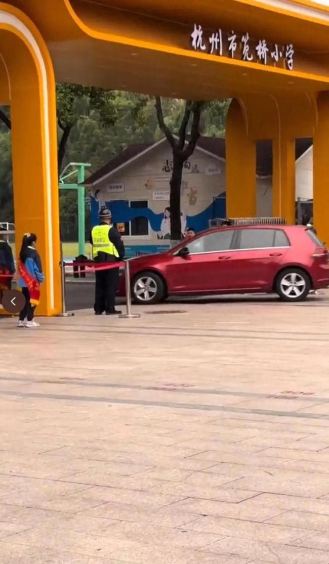 老師車輛進(jìn)校園 學(xué)生列隊(duì)敬禮喊“老師早”？校方回應(yīng)質(zhì)疑