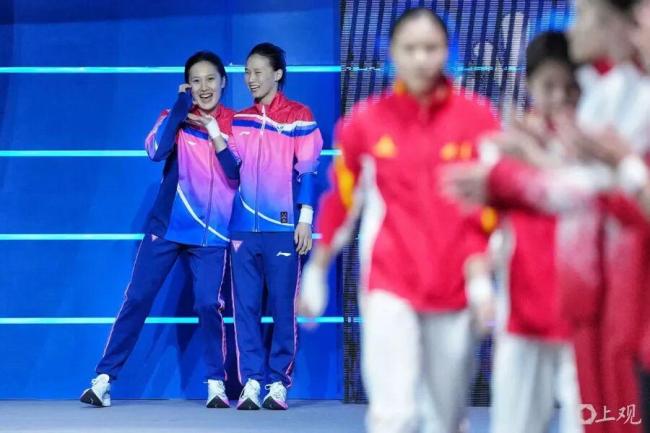 陈芋汐蝉联女子双人10米台冠军拿金牌🥇在手心看了又看