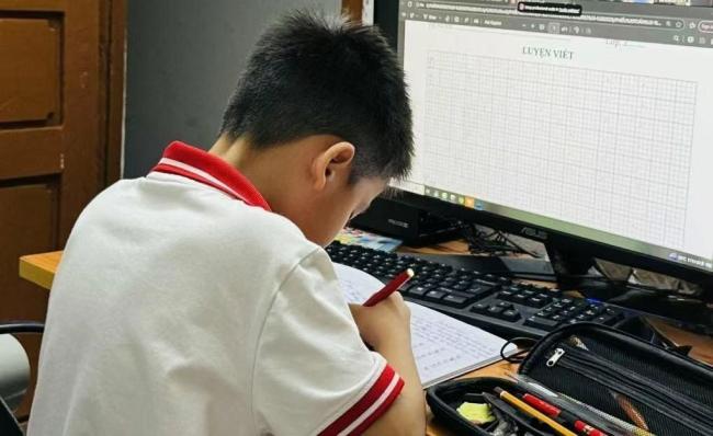 越南规定强迫孩子过度学习要被罚款 关注青少年心理健康