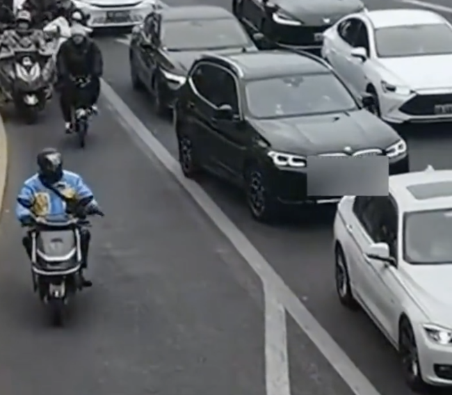 一车辆疑似故意压线阻挡救护车