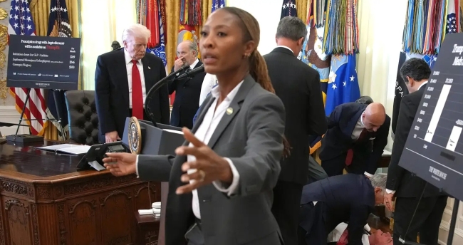 男子在特朗普身边晕倒 发布会中断 突发状况打断讲话