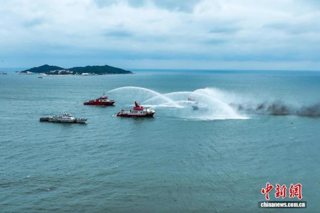 海南消防开展水域救援综合演练 检验三位一体救援体系