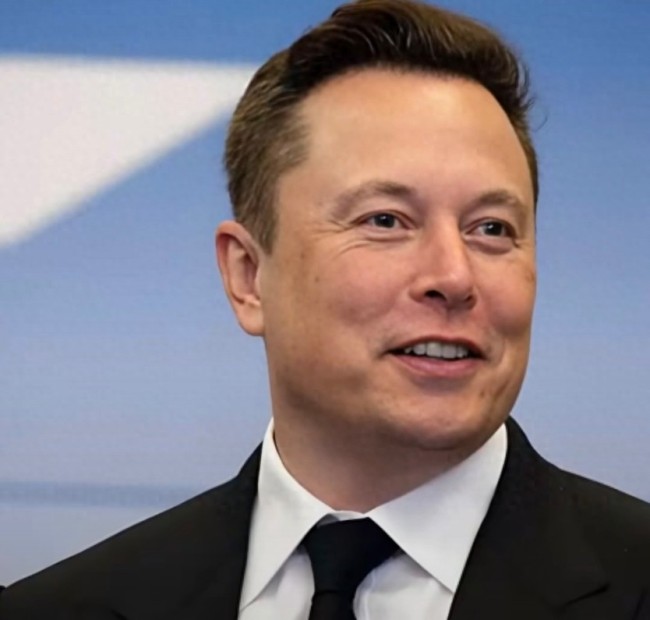 马斯克和机器人跳出六亲不认的步伐！