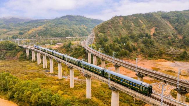 当列车遇上深秋,画面绝美!