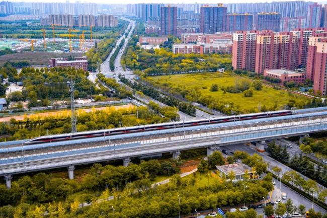 當列車遇上深秋,畫麵絕美!