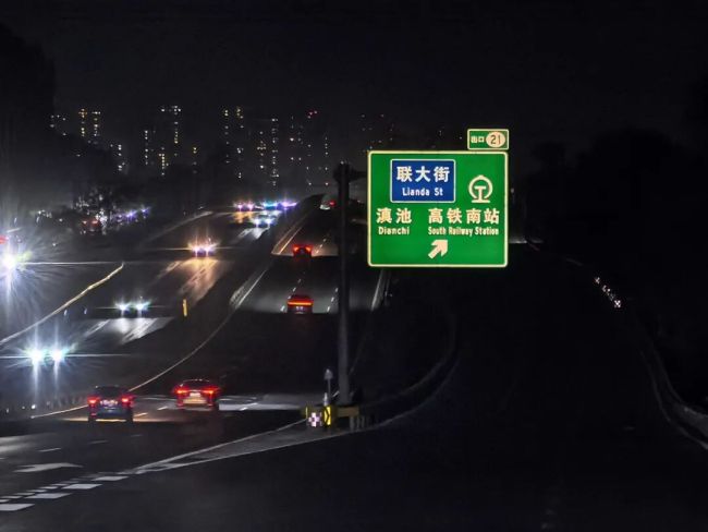 昆明一重要路段上百盏路灯多年不亮,管理方回应