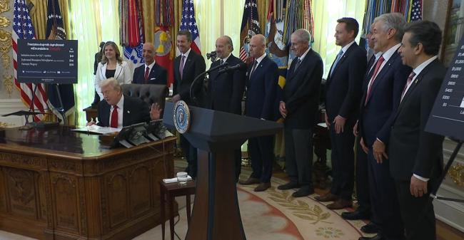 特朗普官宣降价后药企高管当场晕倒 发布会因医疗紧急情况中断