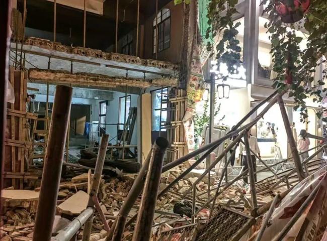 长沙坍塌事故24岁受难女孩已安葬 男友深情守候