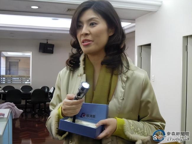 郑丽文祭拜吴石将军 鞠躬献花 两岸历史记忆的突破
