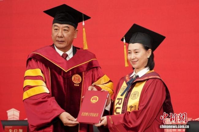 何超琼获授人大名誉博士学位 艺术学荣誉加身