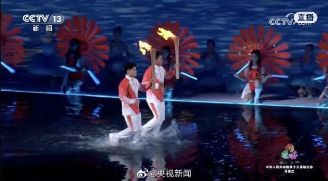 马琳陈若琳郭晶晶等传递火炬 全运圣火燃情传递