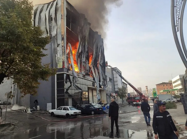 土耳其一香水仓库突发火灾 致6死1伤 火势迅速受控