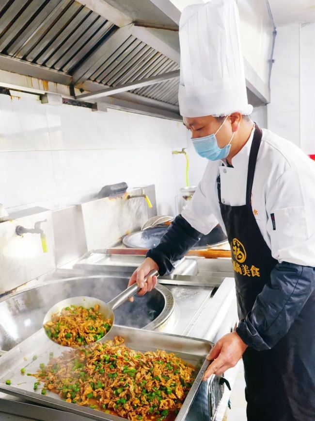 长沙车站网红盒饭5分钟售空 15元盒饭温暖旅途