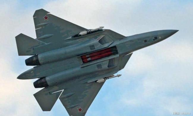苏57内置弹仓曝光 战机垂直飞入云霄 回应北约威胁