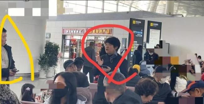 女子用包占座与大爷发生争执 理应让座引发争议