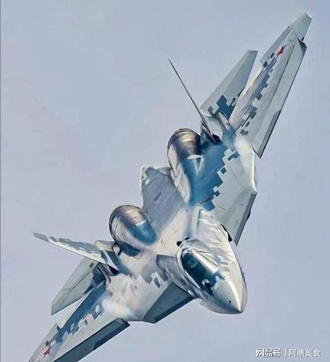 苏57内置弹仓曝光 战机垂直飞入云霄 回应北约威胁