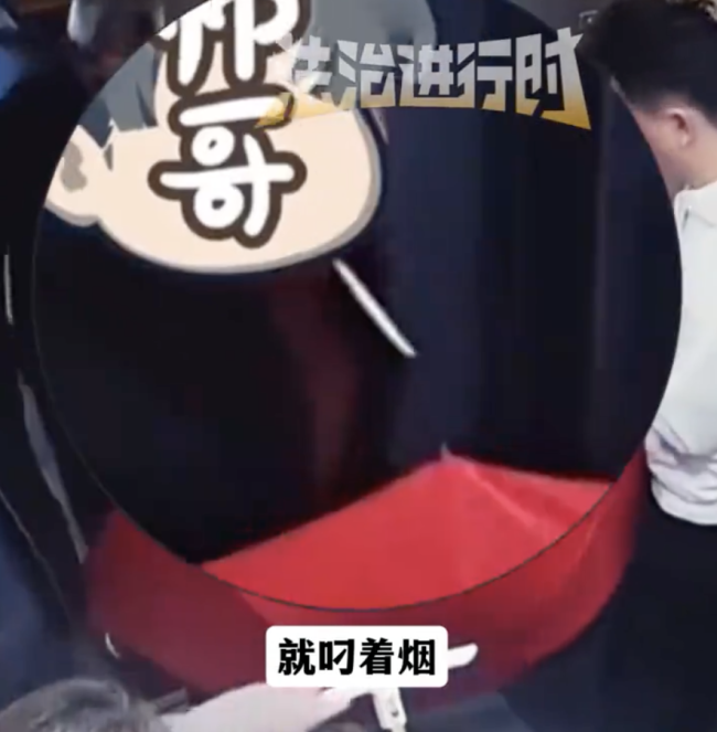 大爷叼烟进电梯 小伙直接掐灭扔出去