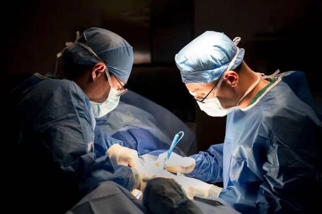 女孩每天跳绳3000下 结果"瘸"了 过度运动致足底筋膜炎