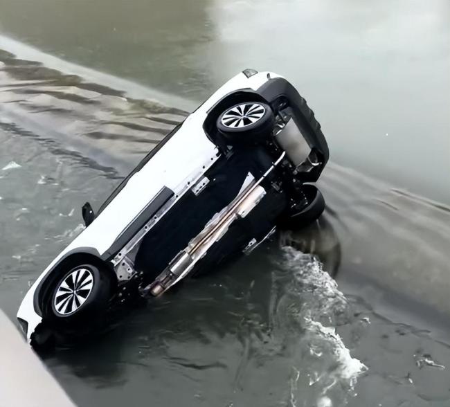 警方回应SUV撞断大桥护栏坠河 无人员伤亡引发关注