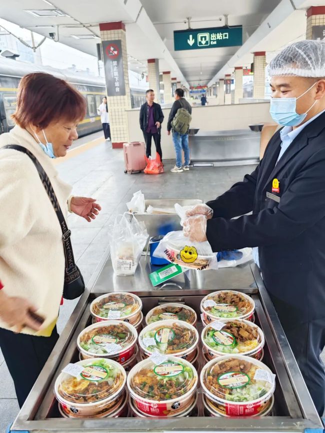 长沙车站网红盒饭5分钟售空 15元盒饭温暖旅途