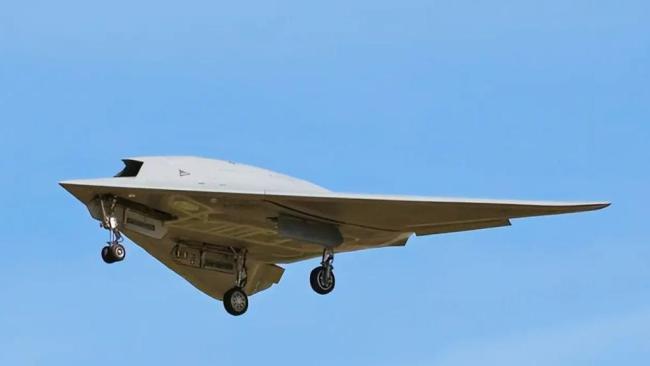 攻击-11首次披露 隐身无人机协同作战亮相