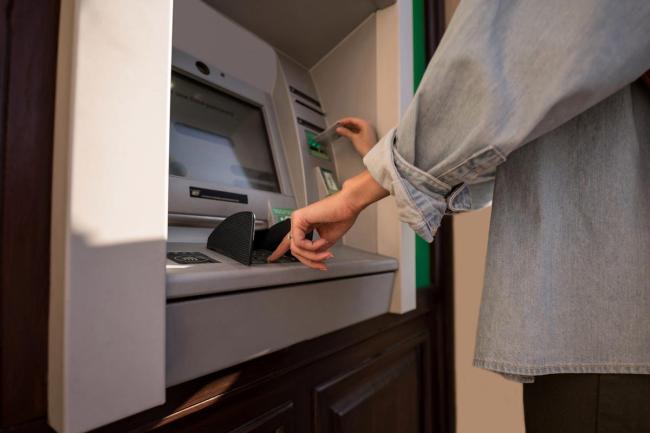 律师银行取款4万遭盘问：具体买什么 反诈与隐私之争