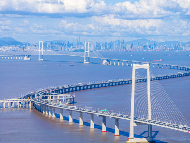 △ 深中通道上車流穿梭不息，伶仃洋上船舶來來往往。