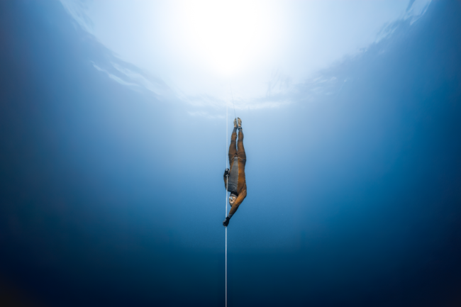 在海下百米感受“活着