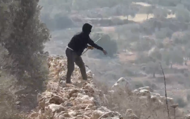 以定居者向巴农民疯狂投掷石块