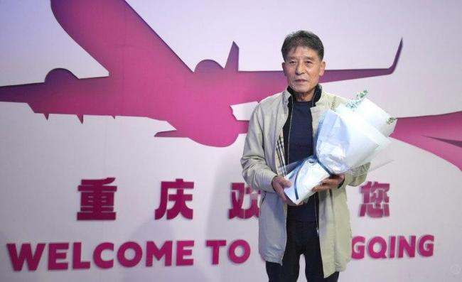 李章洙回渝参加足协杯夺冠25周年纪念赛，感慨铜梁龙冲超成功：时间过太快了 重逢老队友共忆辉煌