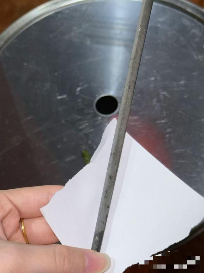 火锅店回应筷子疑现玻璃纤维 餐具安全引争议