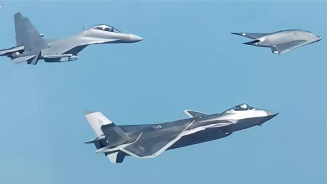 攻击-11首次披露 隐身无人机协同作战亮相