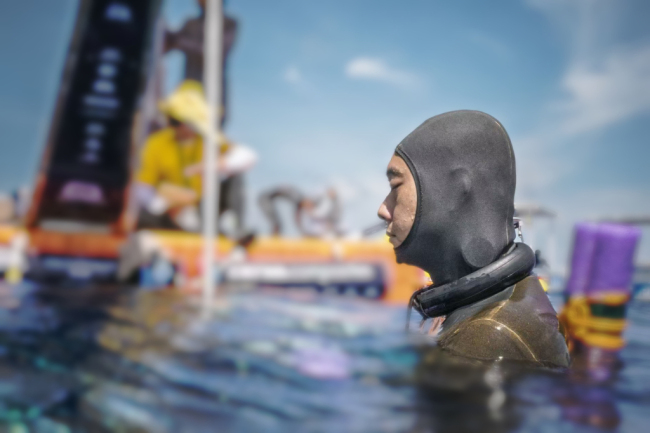 在海下百米感受“活着