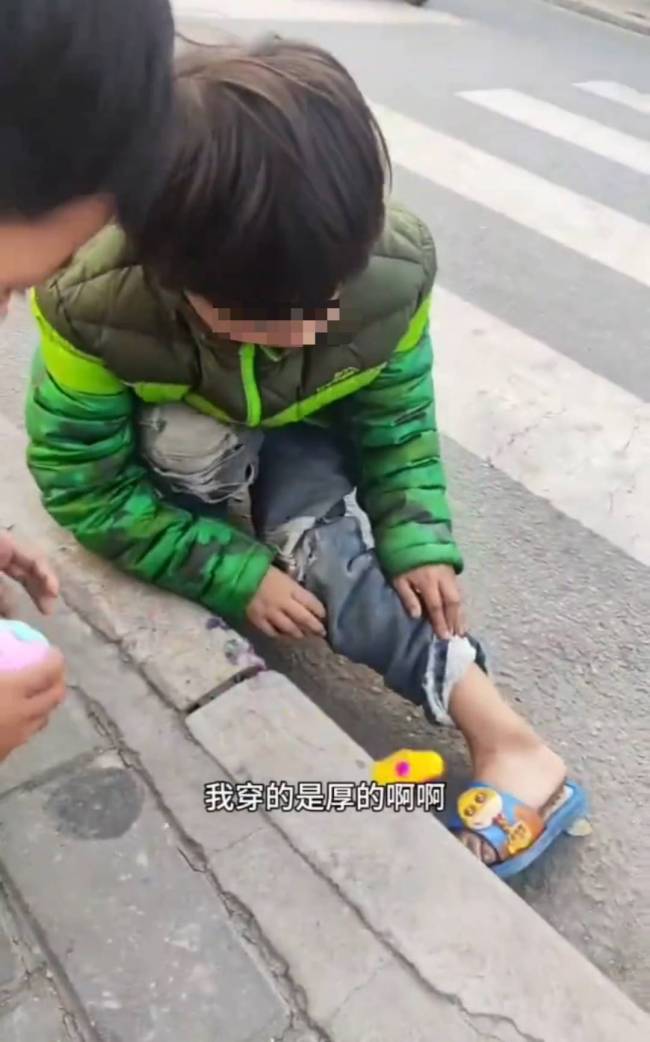 西安7岁女孩寒风中穿凉鞋路边捡吃的 家庭困境引关注