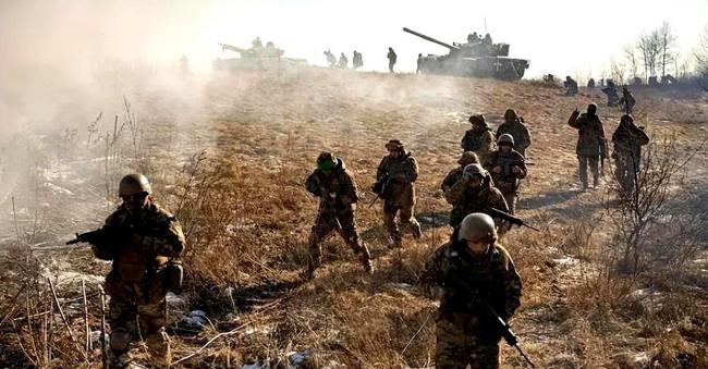 俄苏34战机炸毁乌军指挥所：深夜呼啸起飞 空投重磅炸弹消灭大量乌军 钢刀旅指挥部瞬间蒸发