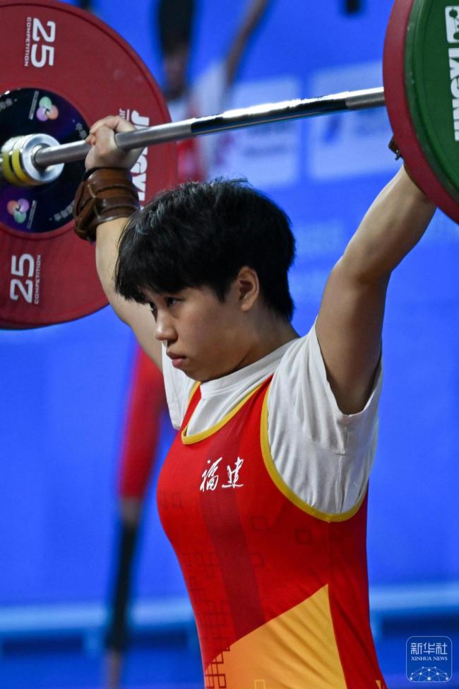 魏婷娜斩获举重55公斤级金牌 福建队荣耀登顶