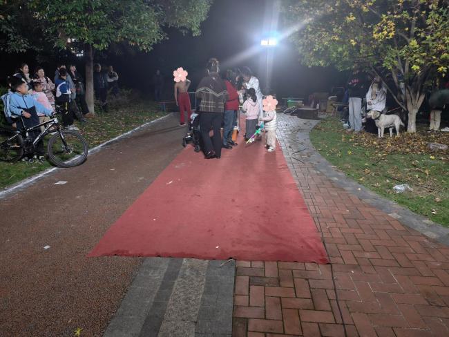 别上当 深圳街头马戏团“卷土重来” 开局表演、结局扫码