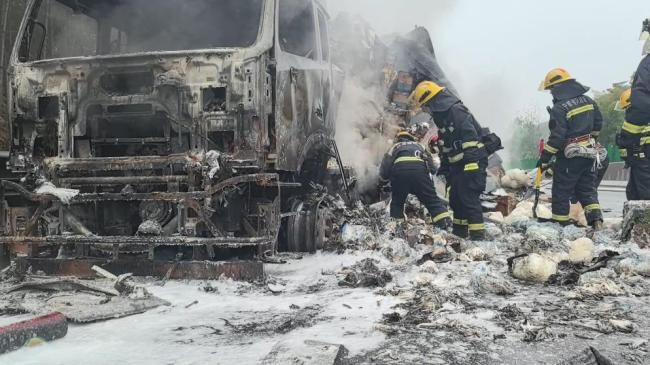 高速上10吨金针菇被烤熟 火焰中的紧急救援