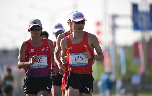 无惧奥运冠军追赶，竞走女神创造历史，成全运会三连冠首人 三代同框争辉